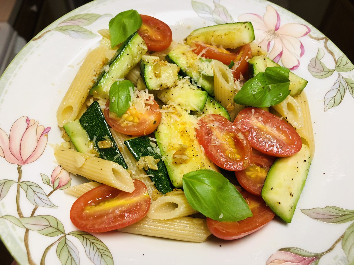 TrooperBob_SC's tweet photo. Craving some veggies for dinner because I had some protein for lunch. Sautéed some fresh garlic, zucchini, cherry tomatoes in olive oil, poured it over penne and topped it off with fresh basil/parmesan.
🍽🍅🌿😋
#SimpleDish https://t.co/pePMSdqN56