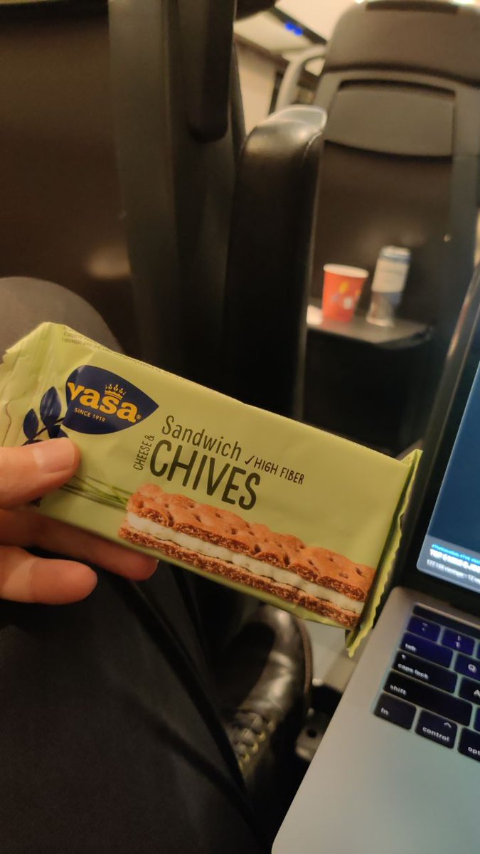 Två timmar tågförsening väcker Bingo ur Twitter-dvalan. Oh well... Fick iaf en nattmacka. #SparadKrona