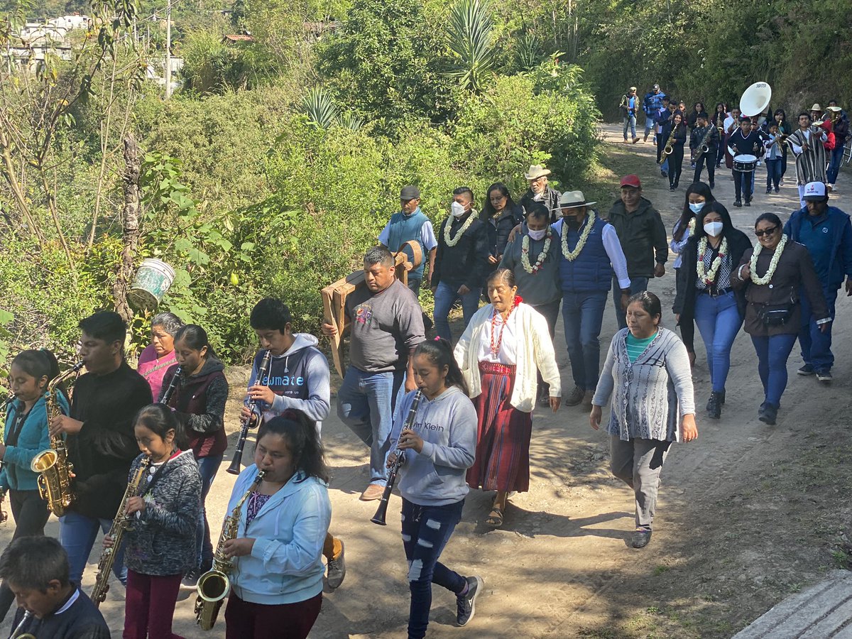 afodepoac's tweet photo. En la Agencia Municipal Sn Cristóbal Chichicaxtepec, Mixistlán de la Reforma logramos una mezcla de recursos para la pavimentación del acceso al pueblo con concreto hidráulico. Agradezco la confianza de Fermin Cipriano y Félix Morales el Presidente y el Agente Municipal. #AFODEPO https://t.co/VjB8kWc6kX