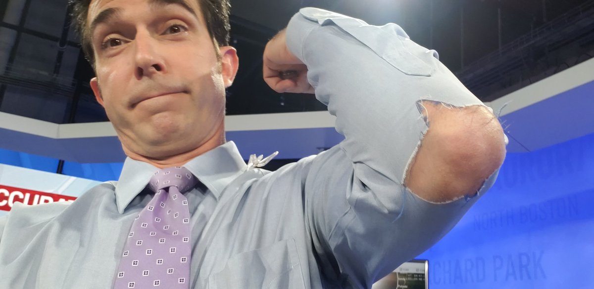 ToddSantos4's tweet image. Wardrobe malfunction Wednesday right before the show.  I&apos;m now officially in the club @WXShaw.  #goodthingforsuitcoats #hulkmode
