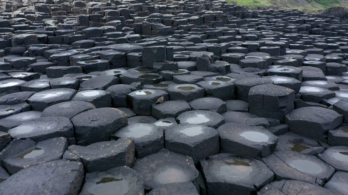 イギリス・北アイルランドのジャイアンツ・コーズウェイ。天然の石柱が