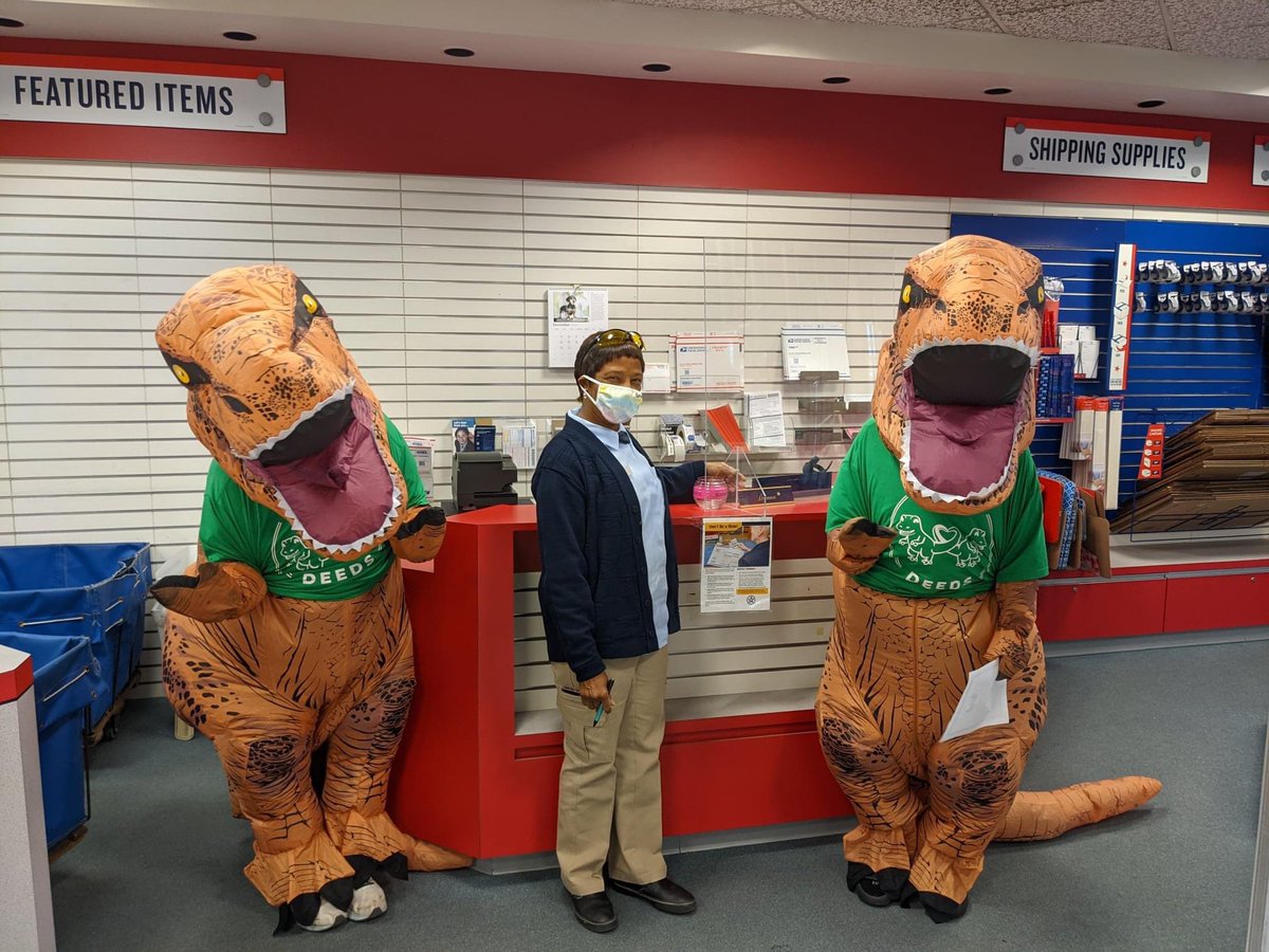DinoDeedsDFW's tweet photo. As we head into Thanksgiving, we decided to go out and do Random Acts of Kindness today to thank many local workers for what they do to support our community! Check our Facebook or Instagram for more photos! 📸Tis' the season to be thankful. ❤🦖
#dinodeeds #RandomActsofKindness https://t.co/oNk9tINpDF
