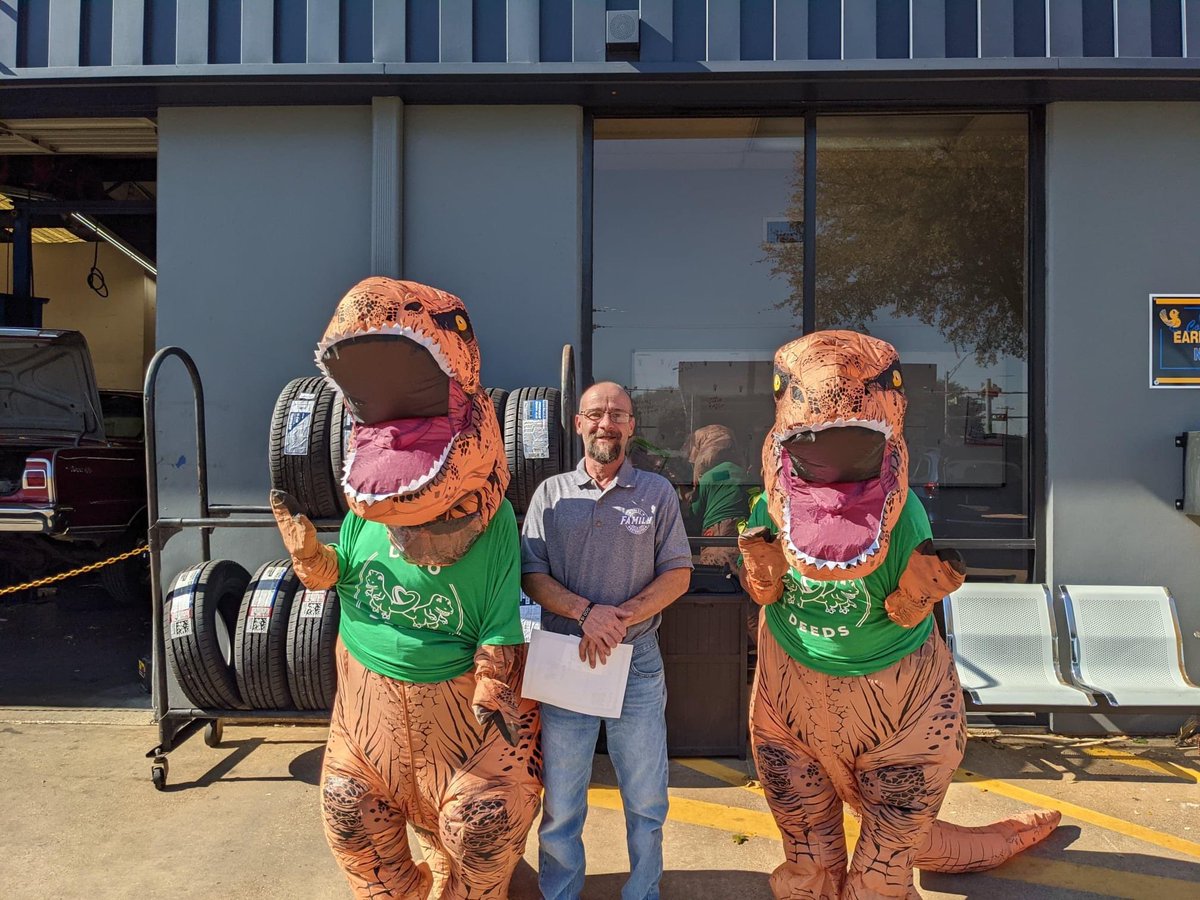 DinoDeedsDFW's tweet photo. As we head into Thanksgiving, we decided to go out and do Random Acts of Kindness today to thank many local workers for what they do to support our community! Check our Facebook or Instagram for more photos! 📸Tis' the season to be thankful. ❤🦖
#dinodeeds #RandomActsofKindness https://t.co/oNk9tINpDF
