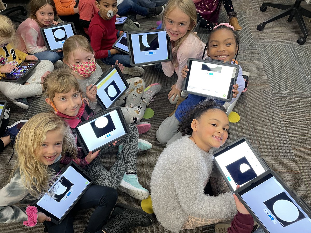1st graders becoming movie animators while making a moon phases movie using #BrushNinja! 🌕🌖🌗🌘🌑