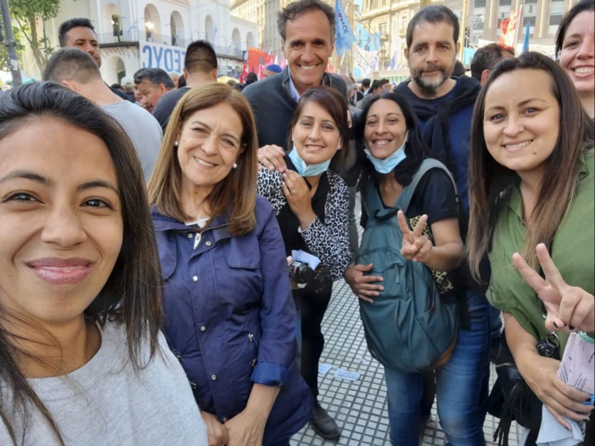 fmoreiraok's tweet photo. En su discurso, hoy @alferdez recordó que un joven en #SanMartín le dijo: “Militar en política es un enorme acto de amor”.

Y en este día, junto a miles de compañeras y compañeros, reafirmamos esas palabras. 

Vamos a seguir unidos y luchando por un país más justo. https://t.co/KNHB1TF8oh