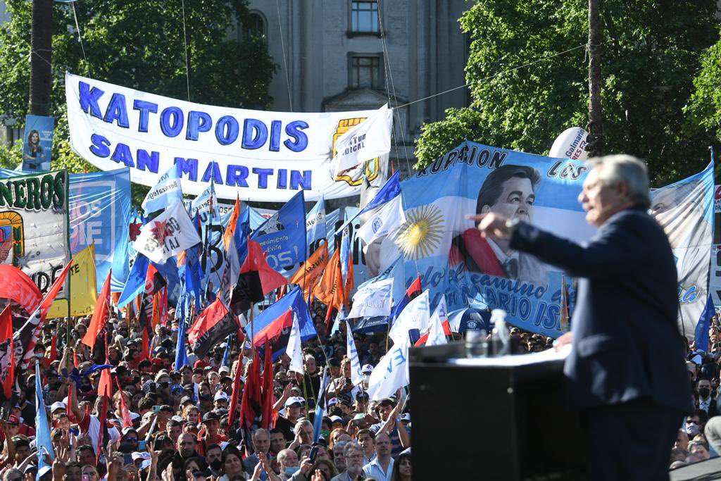 fmoreiraok's tweet photo. En su discurso, hoy @alferdez recordó que un joven en #SanMartín le dijo: “Militar en política es un enorme acto de amor”.

Y en este día, junto a miles de compañeras y compañeros, reafirmamos esas palabras. 

Vamos a seguir unidos y luchando por un país más justo. https://t.co/KNHB1TF8oh