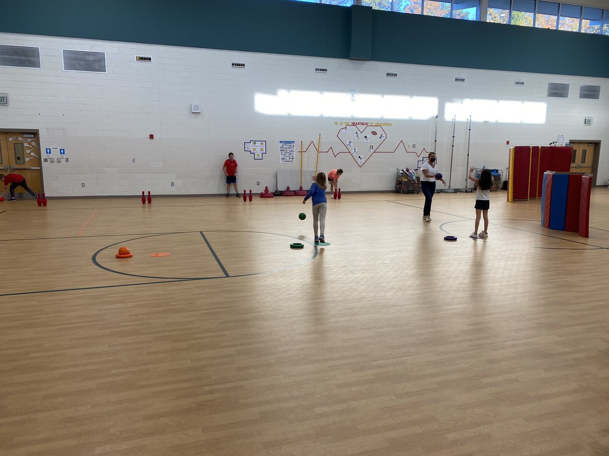 SRSPE_'s tweet photo. Fun family PE outing this afternoon! Too beautiful a day to stay in the gym. Love seeing the parents and kids interact and the parents get to see what PE is all about. Adults won in kickball 😉@EmilyBoatright @Myssjj @APS_SarahSmith @ProudMomofBandB https://t.co/9uunJzIATy