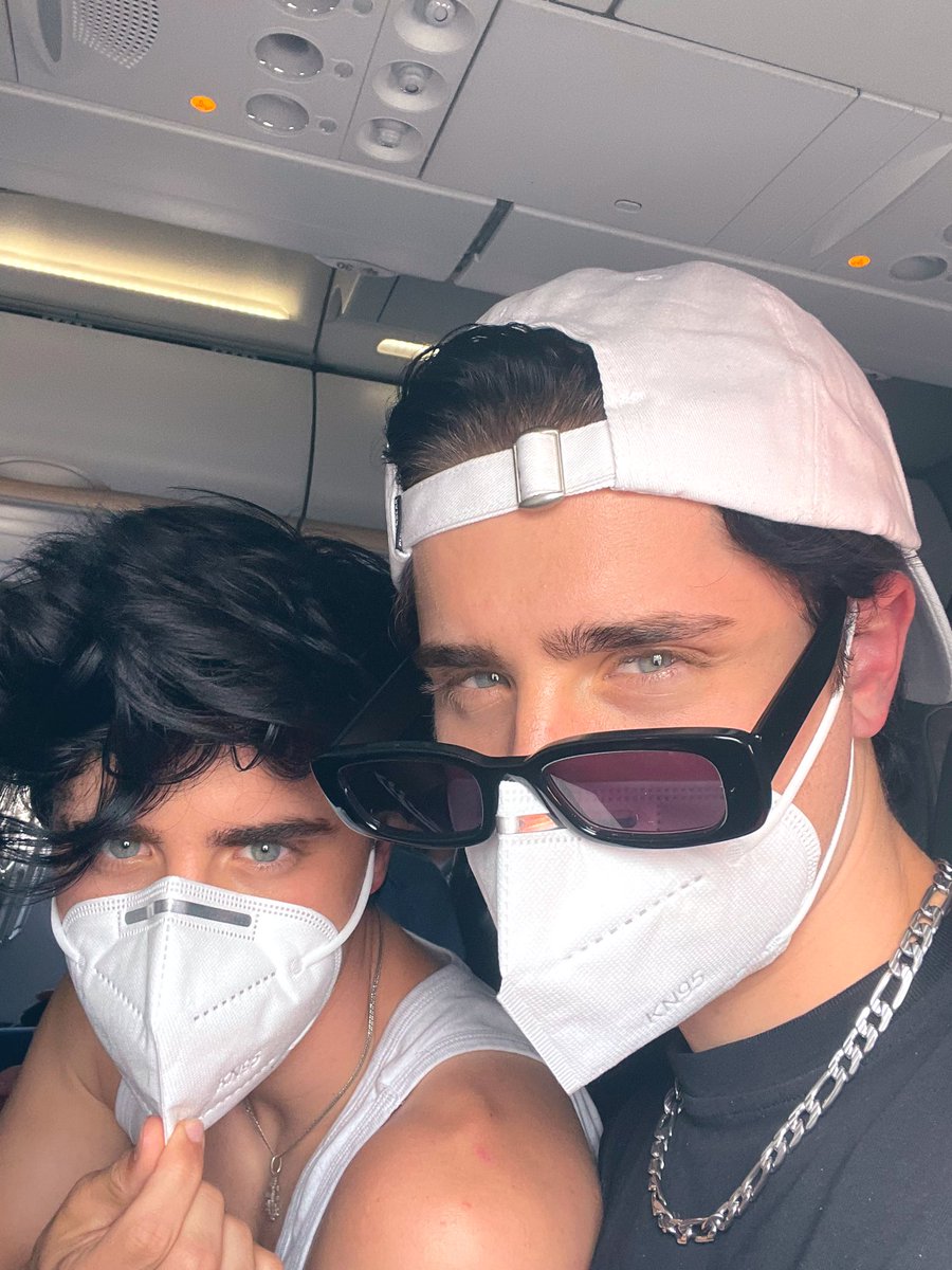 MtxBecs's tweet photo. Hola! Soy Isabel, tengo 18 años y soy de Venezuela, staneo y amo a los twins desde el 2017, pero me uní al fandom de tw en diciembre, desde que llegaron a mi vida la llenaron de felicidad<3
 cualquier cosa mis dms están abiertos✨ 
#integracionmartinator 
@mtwinsgrp https://t.co/HjA7sZoh7d