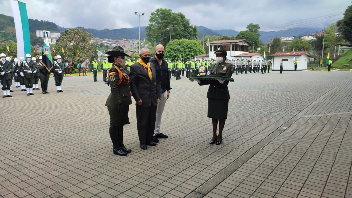 universidadpol's tweet photo. En el marco del aniversario 130 de @PoliciaColombia, la Escuela de Carabineros Alejandro Gutiérrez, rinde homenaje en vida al Agente en uso de buen retiro Bernardo Hernández Valencia, quien desde el año de 1958 integra con honor el curso 025 de Carabineros. 
#EsUnHonorSerPolicía https://t.co/BYZxZsuEC5