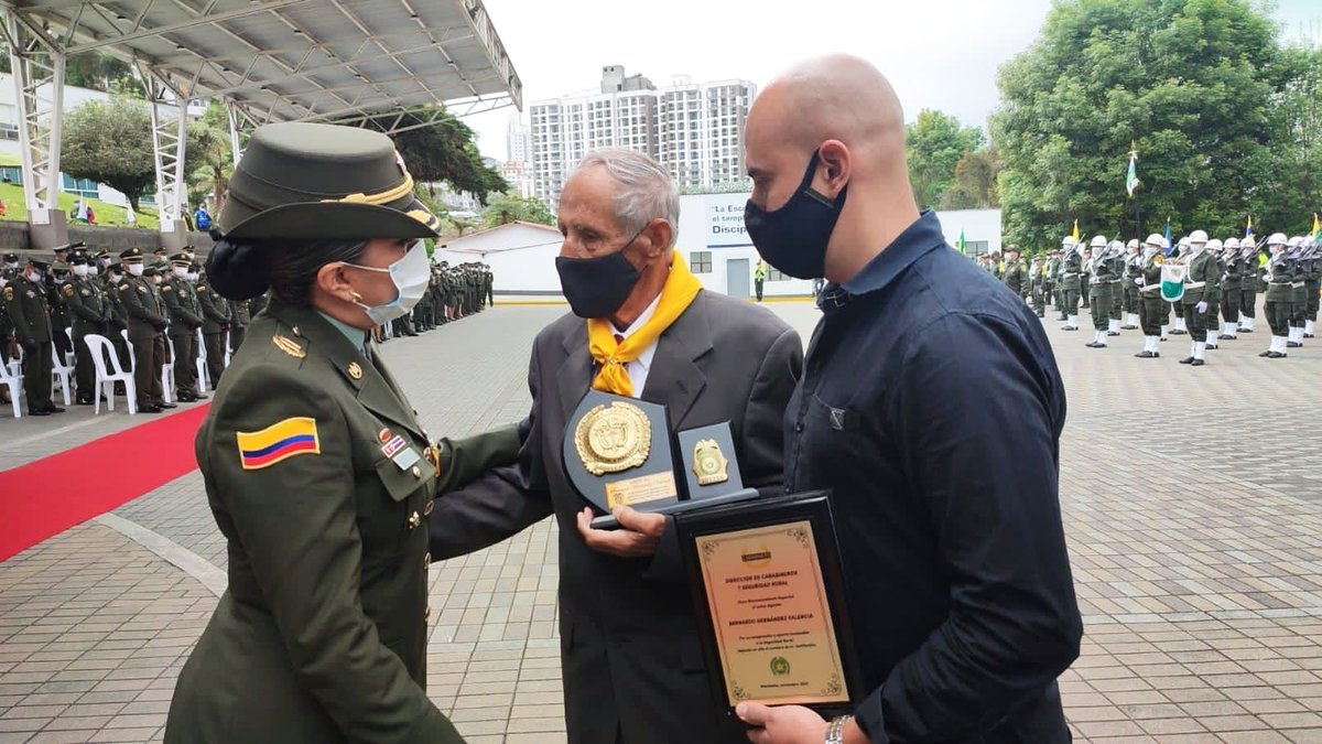 universidadpol's tweet photo. En el marco del aniversario 130 de @PoliciaColombia, la Escuela de Carabineros Alejandro Gutiérrez, rinde homenaje en vida al Agente en uso de buen retiro Bernardo Hernández Valencia, quien desde el año de 1958 integra con honor el curso 025 de Carabineros. 
#EsUnHonorSerPolicía https://t.co/BYZxZsuEC5