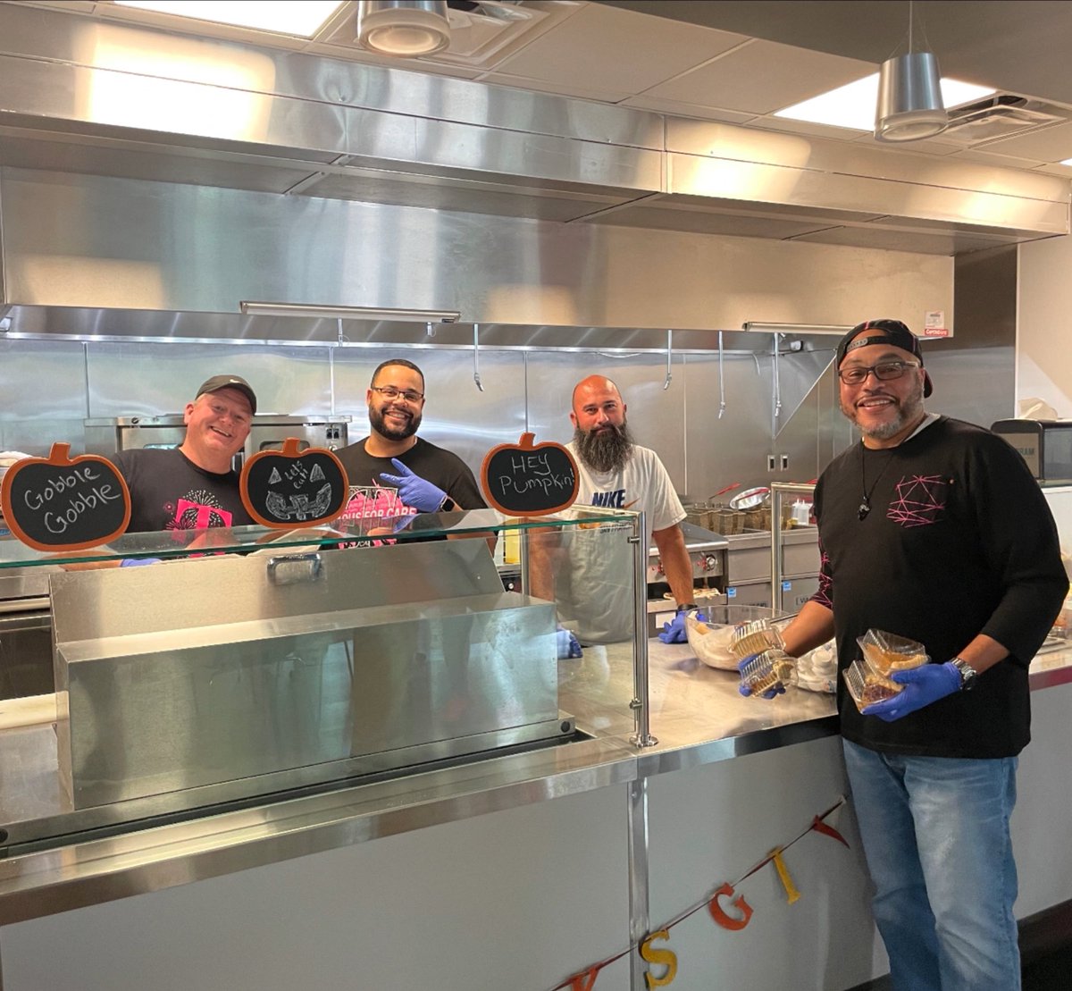 kingceelo's tweet image. Out here serving up our awesome frontline. Loving what we do and enjoying every minute of it! @AppletonChad  #TMoBetterTogether