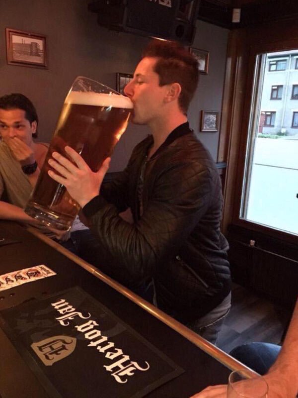 _cacu_'s tweet photo. La primera vez que probé cerveza // yo hoy en día https://t.co/d3JLslfkED