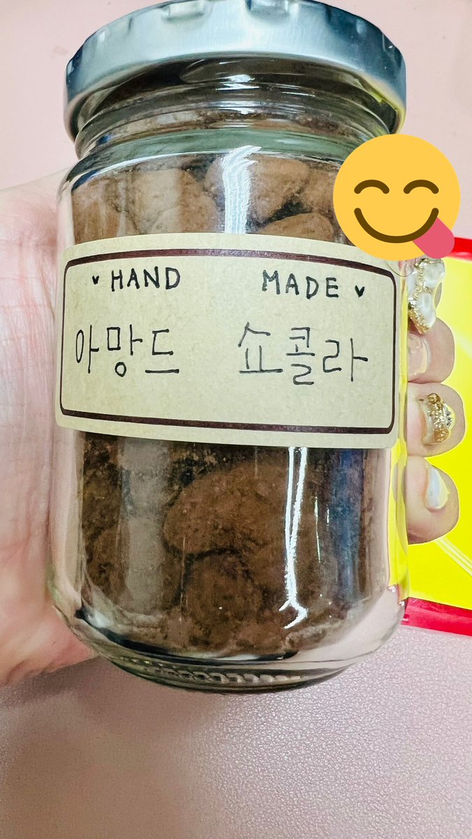 핸드메이드 초콜릿 
안먹은 사람은 있어도 한번만 먹은 사람은 없다는.. 그건가 엄청 맛난다..
클났네 난 만들지도 못하는데? 
회사와서 아아랑 먹는데 속에 아몬드까지 완벽 잘먹을게요~아니 잘먹어써여😝 
댕냥시 연주 기대할게영 <a href="/tgd1117/">부농이💗</a>