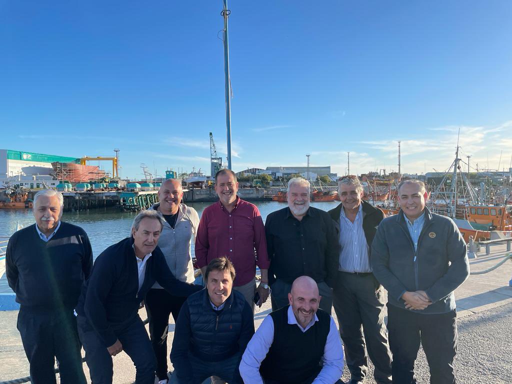 sectorpesca's tweet photo. Reunión en Mar del Plata con amplia agenda para potenciar la actividad pesquera #langostino #merluza #calamar #variadocostero . Apostamos a la unidad y el fortalecimiento del sector para la sustentabilidad de nuestras pesquerías 
#industriapesquera
#pescasostenible
#trabajo https://t.co/kmVi3qPV1A
