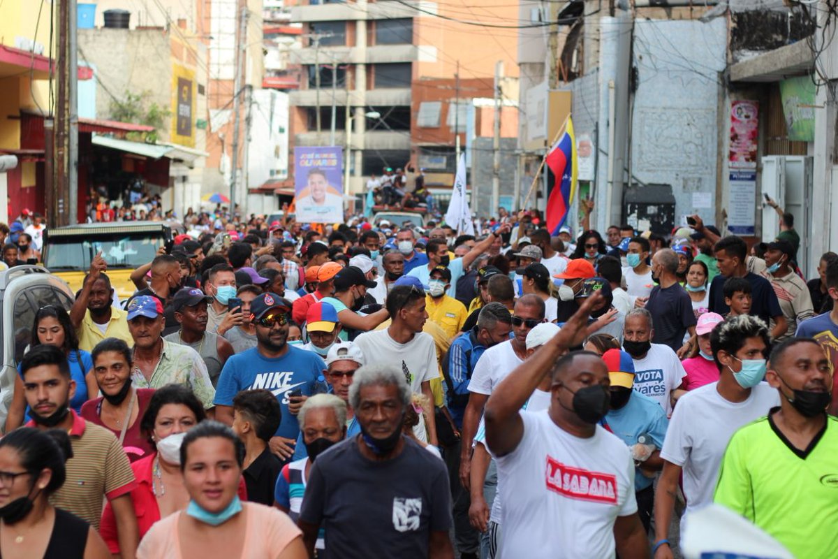 joseolivaresm's tweet photo. ¡Nuestro remate final! Recorriendo las calles de #Maiquetia para decir: ¡aquí está la fuerza indetenible que va a ganar! Esta acción colectiva va a expresarse el domingo, votando arriba y a la izquierda.
#El21NVamosTodos https://t.co/dT4wqZgMfI