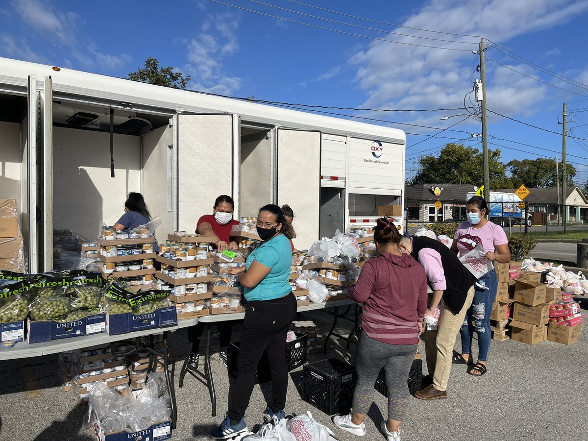 Hernandez_Mar13's tweet photo. Amazing turnout today at @Tijerinaes for our monthly food distribution. I am thankful for @HoustonFoodBank and for our amazing parent volunteers. Serving the community is what we do! @SjMottu @RE_TijeES @HISD_Wraparound @pattyortiz_edu https://t.co/K1KwEgP9Wp