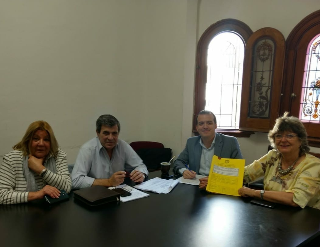 estelayaccuzzi's tweet photo. Muchas comisiones compartidas, sesiones Lamentable la partida de Oscar Pieroni Diputado Prov. MC. Mis pésame a familiares y amigos de PS. https://t.co/lgv5N99TJW