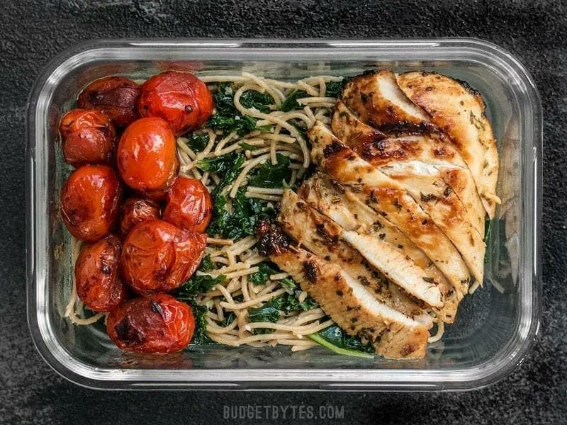 Budget_Bytes's tweet photo. This Garlic Parmesan Kale Pasta Meal Prep might be one of my most favorite meal preps so far. It is a little pricer than most, thanks to the chicken, but OMG it’s SO GOOD. >> https://t.co/HPRf64L5xA https://t.co/lXU9DotmWp