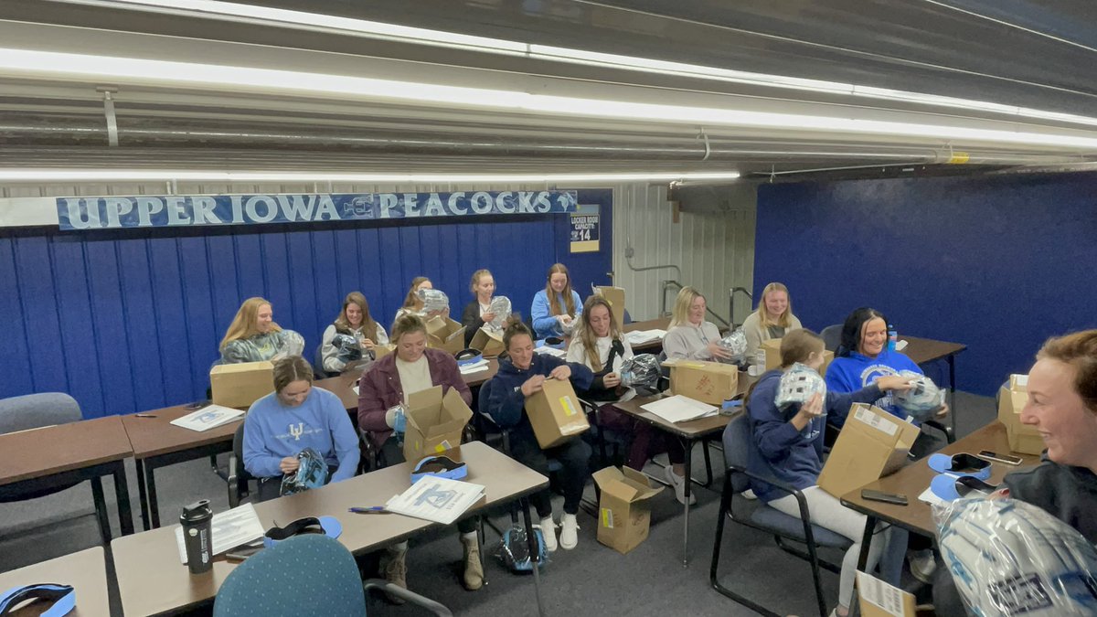 UIU_Softball's tweet photo. Nothing beats a Glove Day!!😍🤩

Flashing some new leather this spring thanks to @RawlingsSB can’t wait for this partnership! 🔥🔥
#FeathersUp x #Time2TapIn 🦚 https://t.co/OmrGXPATOX