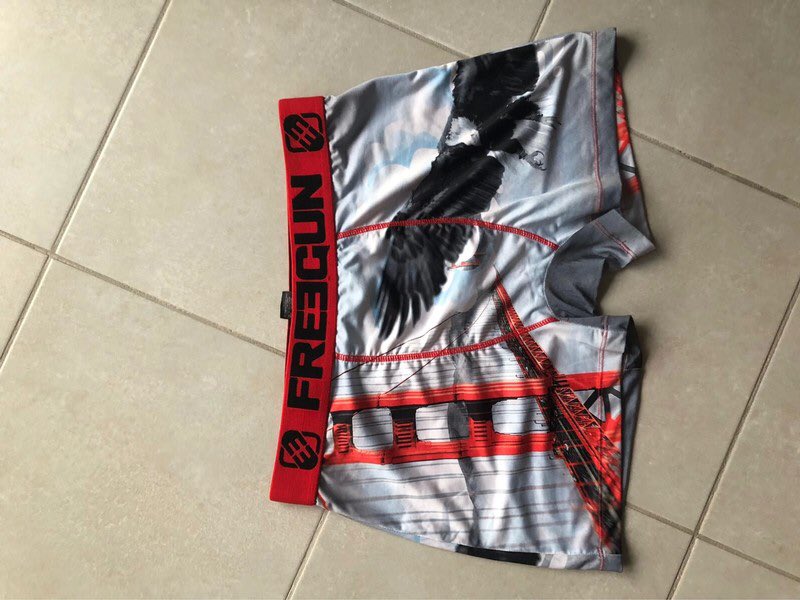 LDenicheurs's tweet photo. [Taille #L - Boxer Freegun - 5 euros]

Magnifique boxer Freegun, déjà porté mais bon, un coup de déo Axe et ça passe. Joli motif aigle américain et pont du Golden Gate, à accorder avec un pantalon en corduroy. Demandez vos mesures et négociez !
 
#pwr

https://t.co/sXJZQkBWjj https://t.co/RsIqkxDo3Z
