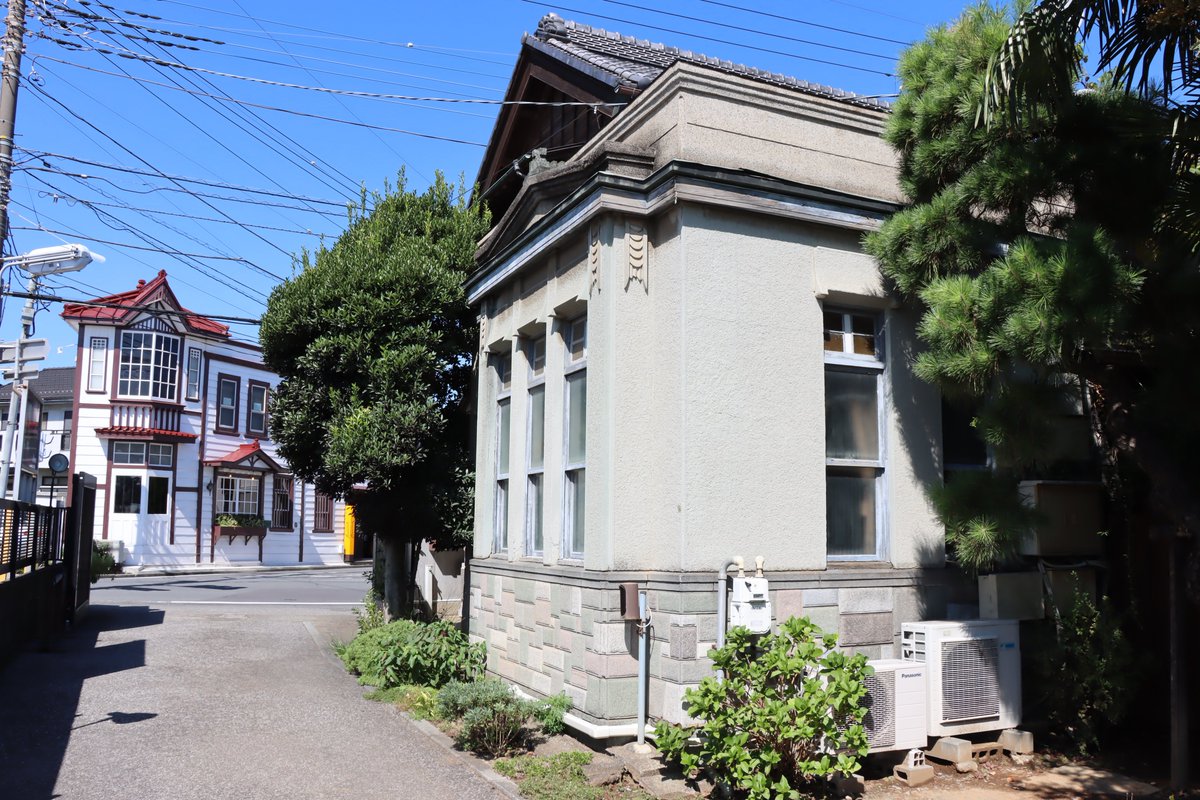 takedabishi8's tweet photo. 川越市の六軒町周辺の近代建築
鈴木薬局(大��末期)
旧六軒町郵便局(1927年)
鈴木家住宅洋間(1929年)
近くの長屋風の看板建築も良い感じです。 https://t.co/Kq5Tj5HBOl