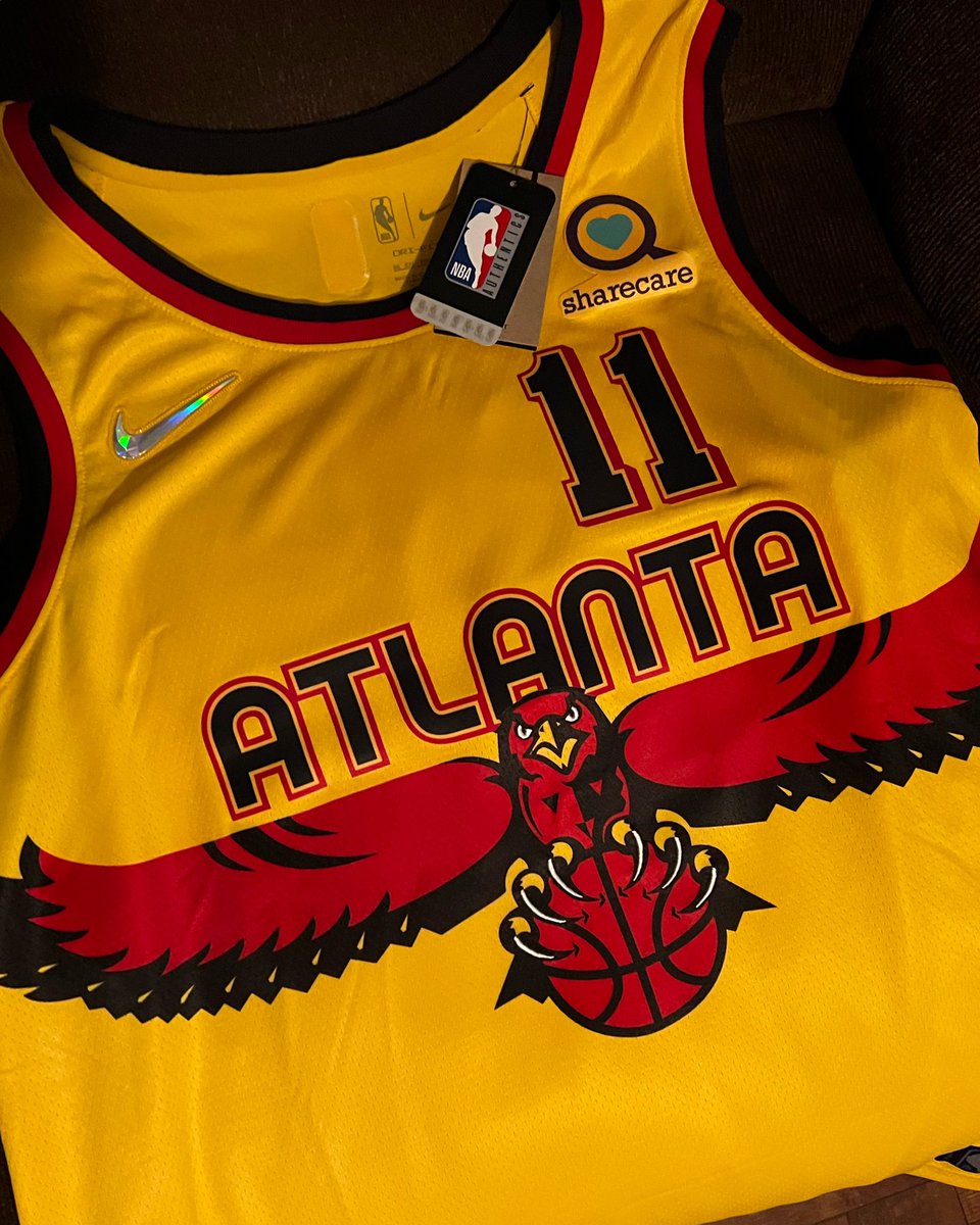 MARIOGA12000's tweet photo. They shipped pretty fast. Ordered Monday delivered today. #traeyoung #11 #younggoatinthemaking #atlantahawks #new #nikecityedition #hawksonmychest #hometeam #truetoatlanta through it🅰️LL 🔥 https://t.co/jH7yCXIcow