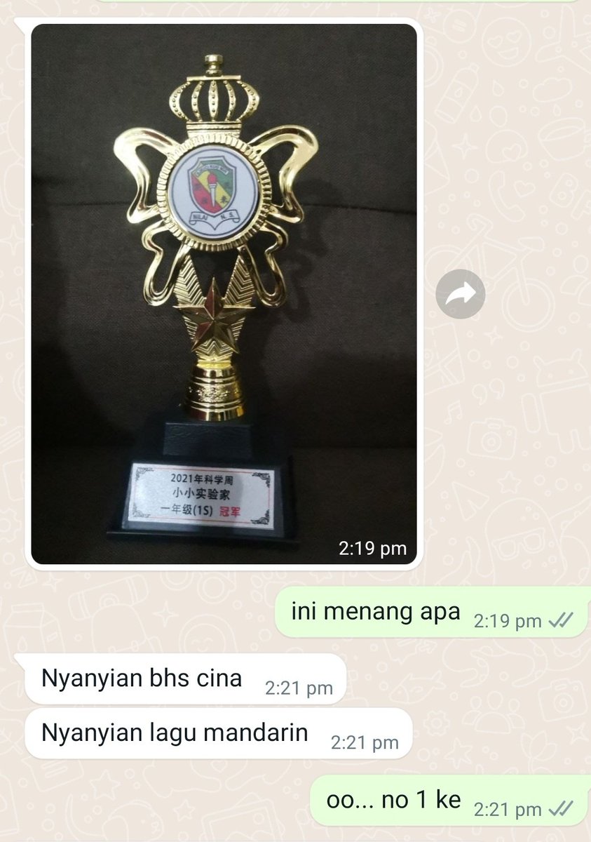 bahruddinbekri's tweet photo. Tengah hari tadi isteri saya whatsapp, dia kata anak saya yang darjah 1 menang menyanyi lagu Mandarin kat sekolah.

Balik kerja, anak saya yang tingkatan 1, yang boleh baca tulisan Cina kata, "Ini menang pertandingan sains.”

Jauh betul larinya. https://t.co/o5PlSOni1I