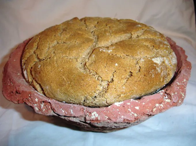 AntiquityJ's tweet image. It's #HomemadeBreadDay so here's some bread an archaeologist made in a replica bevel-rimmed bowl, common ~4,000 BC in Mesopotamia.

It produced a "fine loaf", suggesting these bowls helped to mass-produce bread for growing urban areas. 🍞

🔗 from (£) buff.ly/3ChOvu6