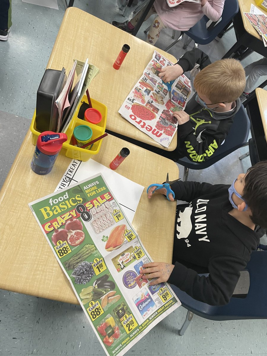 DaynaMoro's tweet photo. Our littlest learners sorting what is a healthy food and a treat with their own coupons! @GlenwoodGriffin #knowledgeable https://t.co/GPWddoZtP7