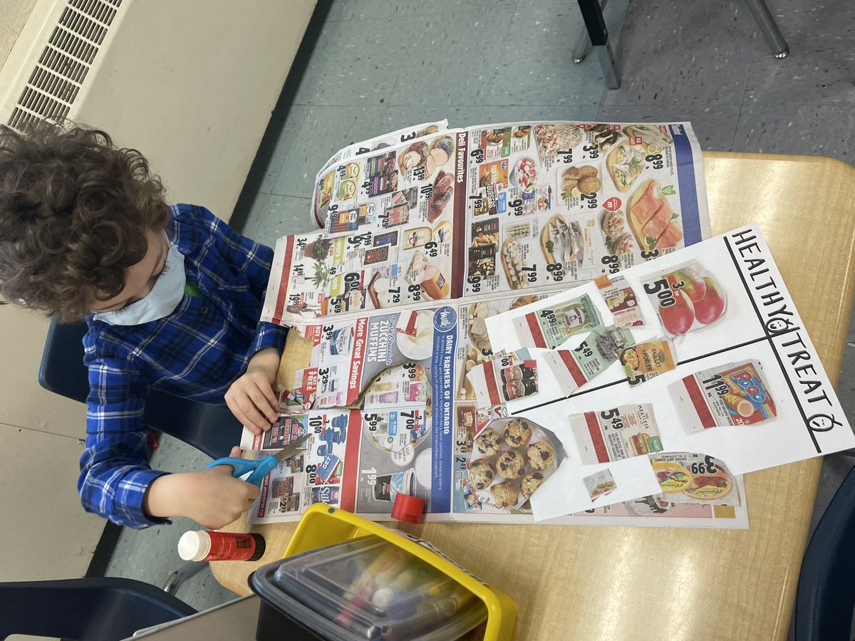 DaynaMoro's tweet photo. Our littlest learners sorting what is a healthy food and a treat with their own coupons! @GlenwoodGriffin #knowledgeable https://t.co/GPWddoZtP7