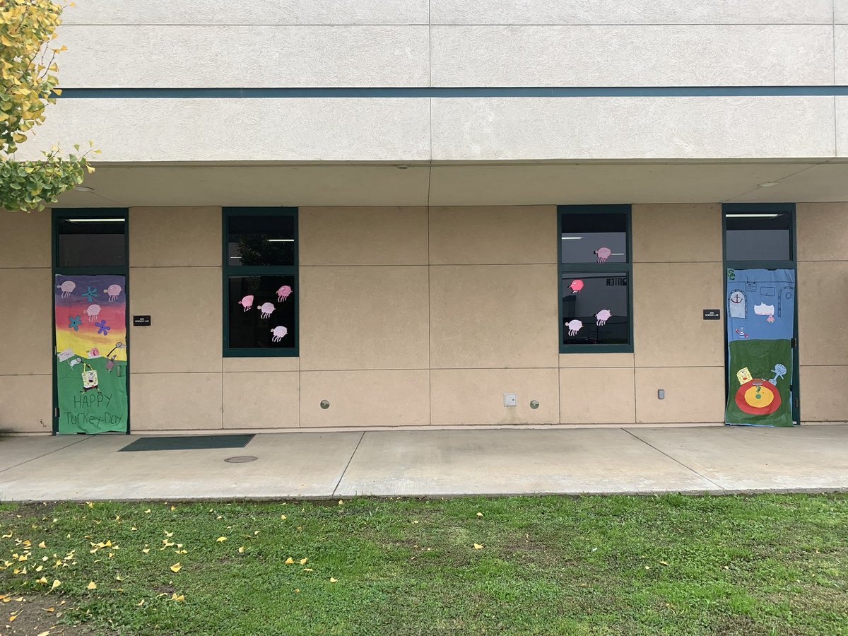 SCMooreScience's tweet image. Happy Turkey Day from Room 206! #summitstrong #ittakesitallofus