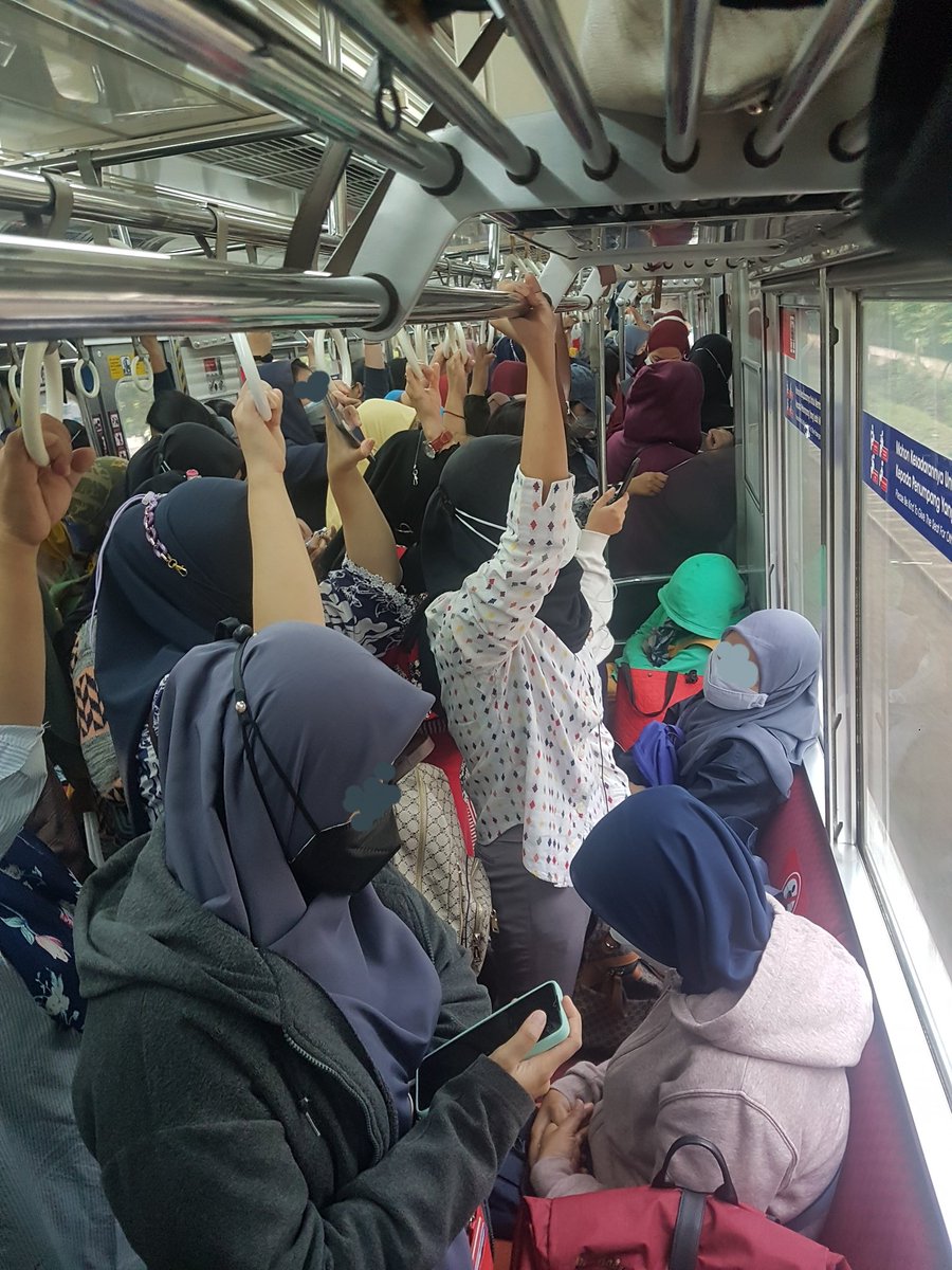 saranisa_'s tweet photo. Hai @CommuterLine. Apa kebijakan kursi ditengah kosong masih relevan/sesuai protokol COVID kalo kapasitas gerbong udh 100% kayak gini? https://t.co/I3s33uSF1h