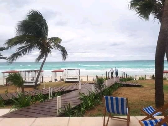 PeriodicoGiron's tweet photo. Mabel Amador,al frente del hotel en Varadero,explicó q tienen un servicio exclusivo del modo convencional,su principal fortaleza es la cercanía a la playa,una franja excepcional dentro del balneario, y la amplia terraza exterior de la planta alta con vista al mar. #PeriodicoGiron https://t.co/kRWYID2Kzj