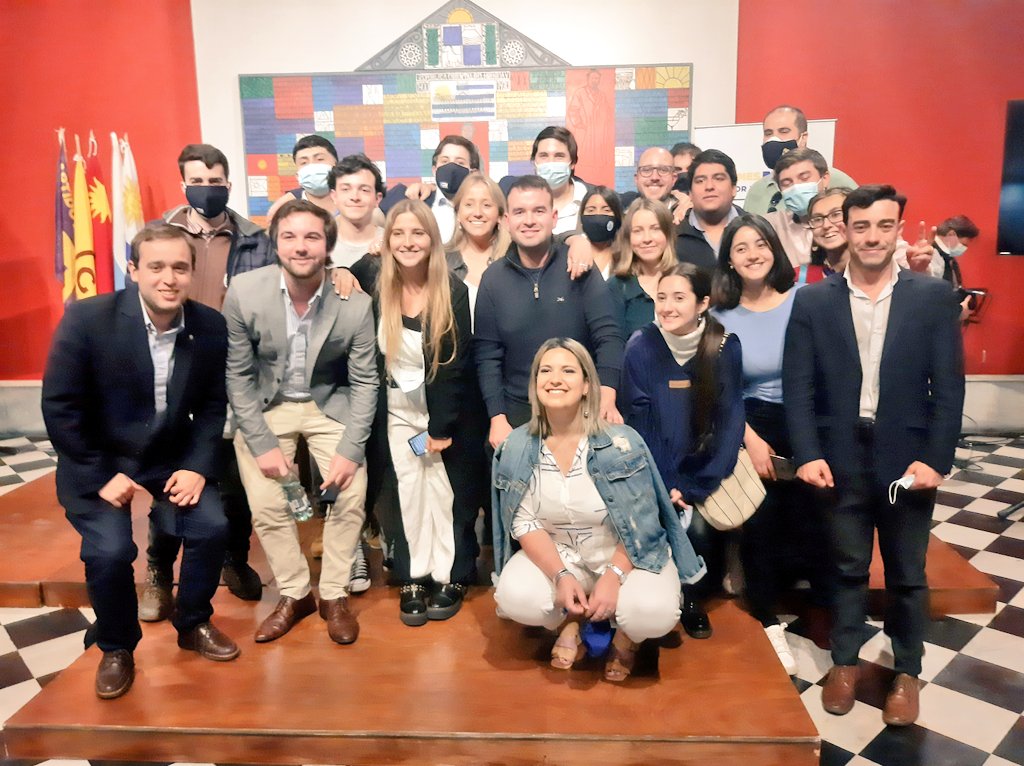 jfranncastillo's tweet photo. Estuvimos en un mano a mano con jóvenes organizado entre las juventudes partidarias de la Coalición de Gobierno. 

Excelente intercambio para seguir defendiendo la LUC. 

Popular, justa y necesaria. 👍 https://t.co/2lhpJn7Q6r