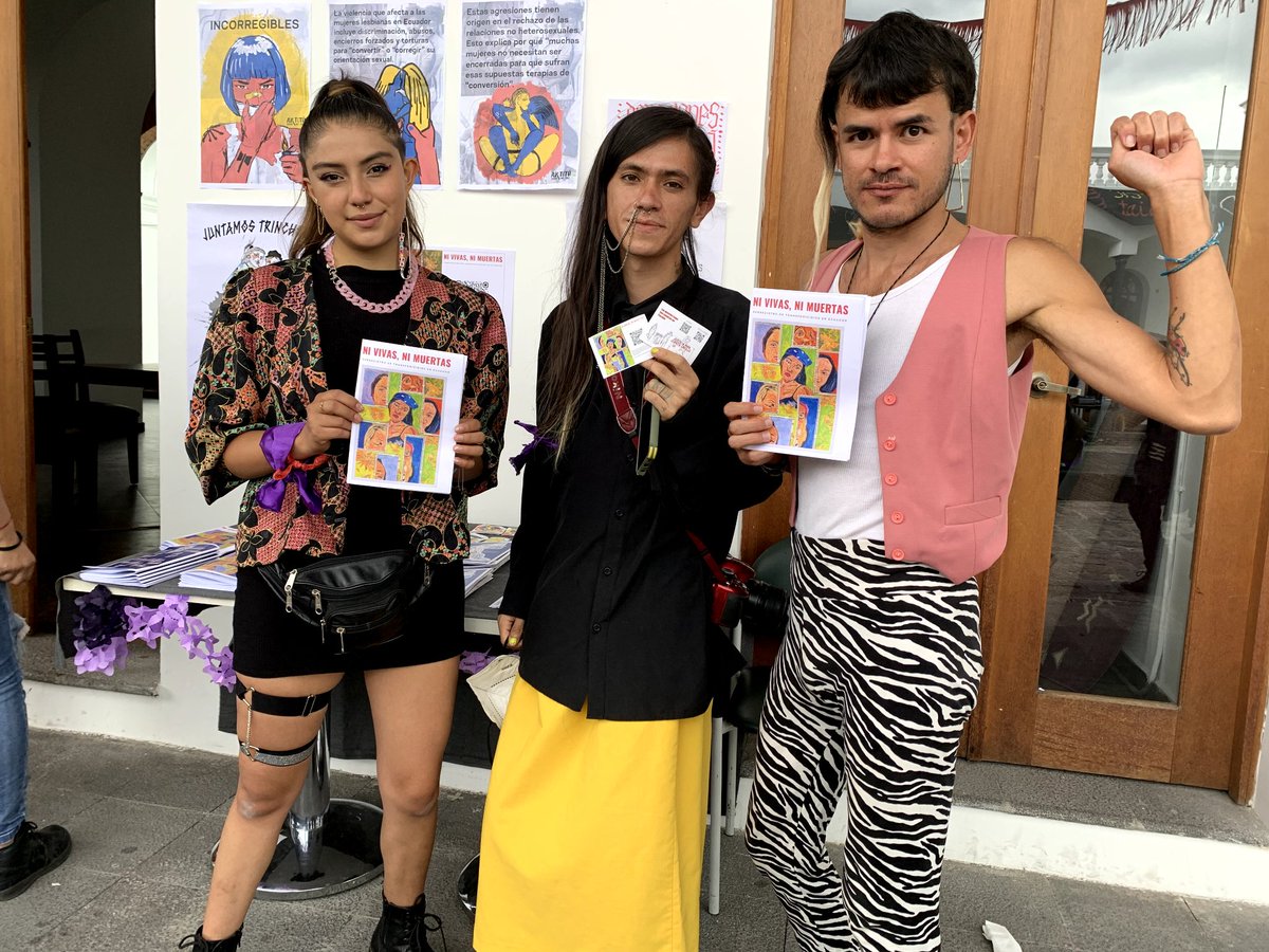 runasanabriap's tweet photo. Hicimos un fanzine sobre transfemicidios y lo imprimimos para entregar a la mayor cantidad de gente trans que pudimos. Uno de mis más importantes trabajos del año se hace desde, sobre y para personas #Trans
#HistoriasPoderosas @poderosaschicas #TransEnMedios
Link al zine en bio https://t.co/8HQC85oa2Z