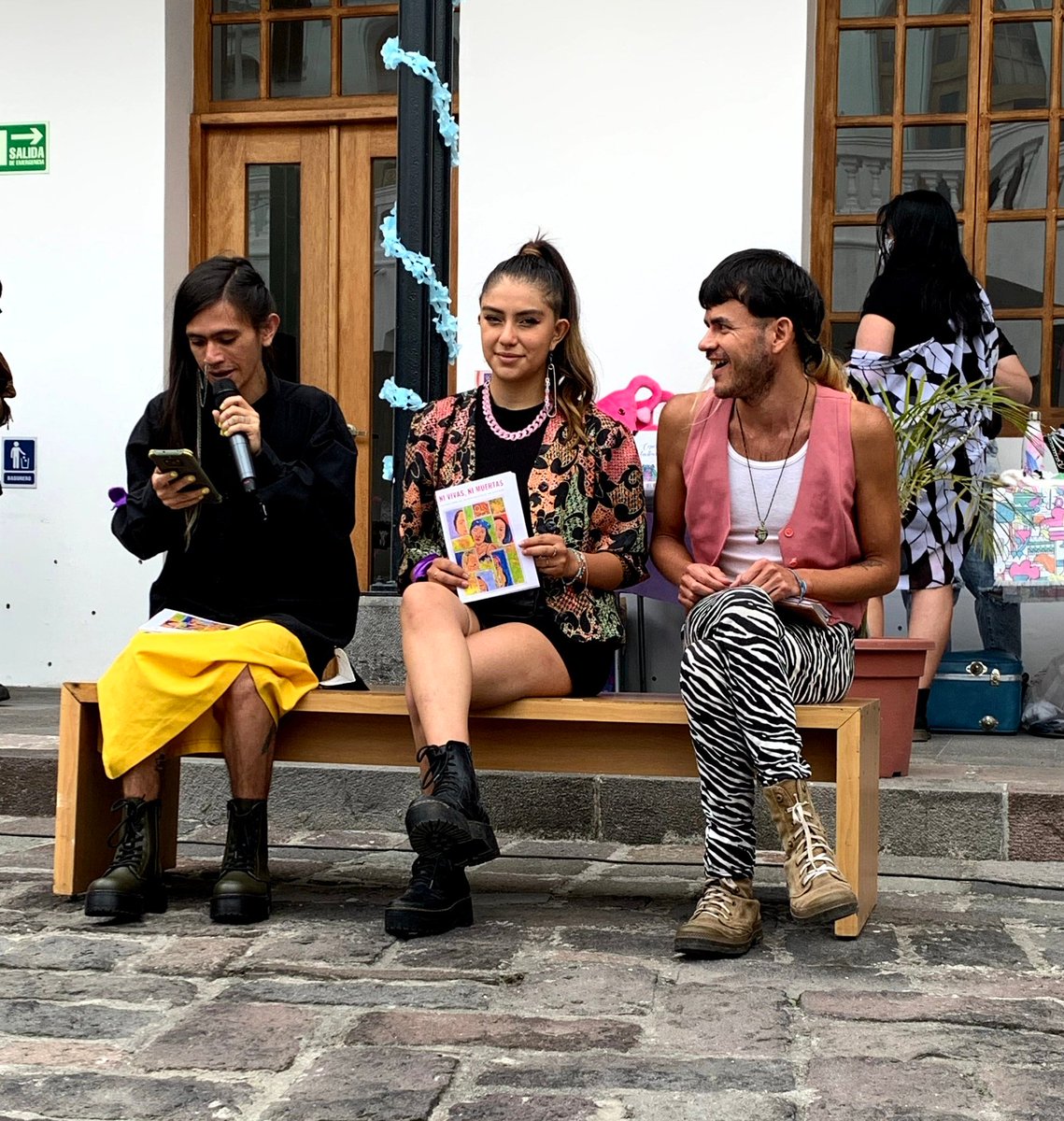 runasanabriap's tweet photo. Hicimos un fanzine sobre transfemicidios y lo imprimimos para entregar a la mayor cantidad de gente trans que pudimos. Uno de mis más importantes trabajos del año se hace desde, sobre y para personas #Trans
#HistoriasPoderosas @poderosaschicas #TransEnMedios
Link al zine en bio https://t.co/8HQC85oa2Z