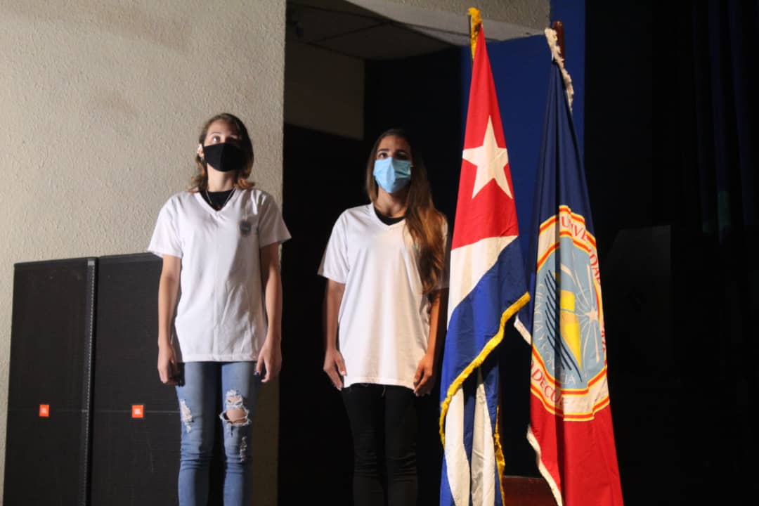 UOCuba's tweet photo. Una mirada a tanta historia, gracias a muchos de los protagonistas formados en la @UOCuba, trazan caminos de luz a los estudiantes de 1er año de la Alma Mater oriental, en el acto de inicio del curso académico 2021 .#CubaVive #CubaViveyAbraza https://t.co/IB5IyH9wUp