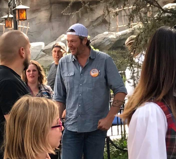 forgwenandblake's tweet photo. post or retweet to vote for Todd’s brother in law and bff #BlakeShelton for #TheCountryArtist of 2021 for the #PCAs https://t.co/MobHvYfOFB
