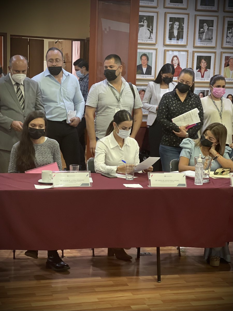 MariaPadillaRom's tweet photo. Estamos revisando el Proyecto de Ley de Ingresos 2022. El día de hoy compareció @juanpartidam, Secretario de Hacienda. 
Estamos atentos para que la recaudación de impuestos sea equilibrada y justa, sin afectar a ningún sector de la población.

#trabajoparati #jaliscomiprioridad https://t.co/AjqVPg0Jjs