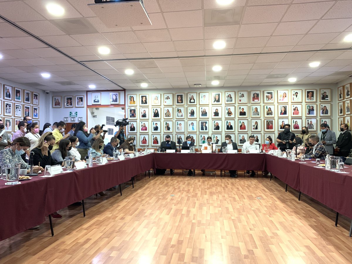 MariaPadillaRom's tweet photo. Estamos revisando el Proyecto de Ley de Ingresos 2022. El día de hoy compareció @juanpartidam, Secretario de Hacienda. 
Estamos atentos para que la recaudación de impuestos sea equilibrada y justa, sin afectar a ningún sector de la población.

#trabajoparati #jaliscomiprioridad https://t.co/AjqVPg0Jjs