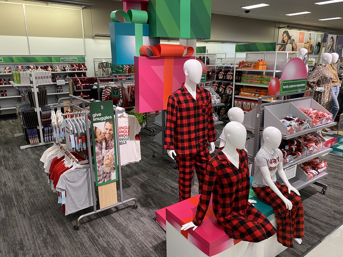 ElyssaSue's tweet photo. Spent some time in Family Sleep movin and flexin! Thank you Lauren for your help remerchandising and setting. Also to Esteban and Olivia for pulling and filling some amp gifting to make this the ultimate holiday shop for our guests. πππ»βοΈ #t1317 #targetvm https://t.co/5BoO4LbuTy