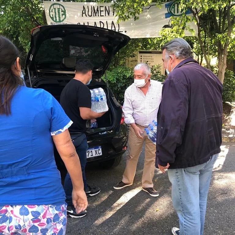 AKarakachoff's tweet photo. Hoy fuimos a la sala de enfermería del hospital Rivadavia con los integrantes de la feria de #PlazaDorrego .

Llevamos donaciones para las familias de los internados.💪💪

#Comuna1 #37AñosDeHistoria #RadicalesPorArgentina #UCRunida 
Carlos Calvo 1409 https://t.co/jR1gIYsoff