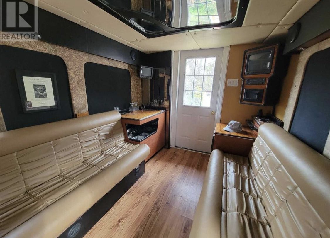 irelynelavery's tweet photo. A new real estate listing in the GTA is offering an affordable alternative to the high-priced market madness. Listed for a modest $45,000, the only catch is, it’s a railroad-limousine hybrid with no washroom.

Read my latest for @TorontoStar here: 

https://t.co/YCu2bFglq6 https://t.co/M0nJZ1ahms