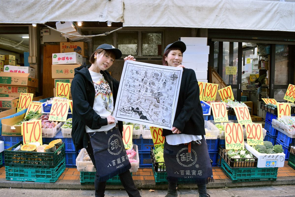 kichifan's tweet photo. ついに完成。
11/20(土)、吉祥寺の“街マップ”を描いたUNRESS×吉ファンコラボのバンダナ「We Love Kichijoji Bandana」を販売開始します。
そして販売初日、吉祥寺パルコの「OPEN SkiiMa-winter market-」で販売会を実施します！僕も午前中のみ店番するのでぜひお越し下さい！
写真は中道の八百銀姉妹😆 https://t.co/WTdMv4zsO8