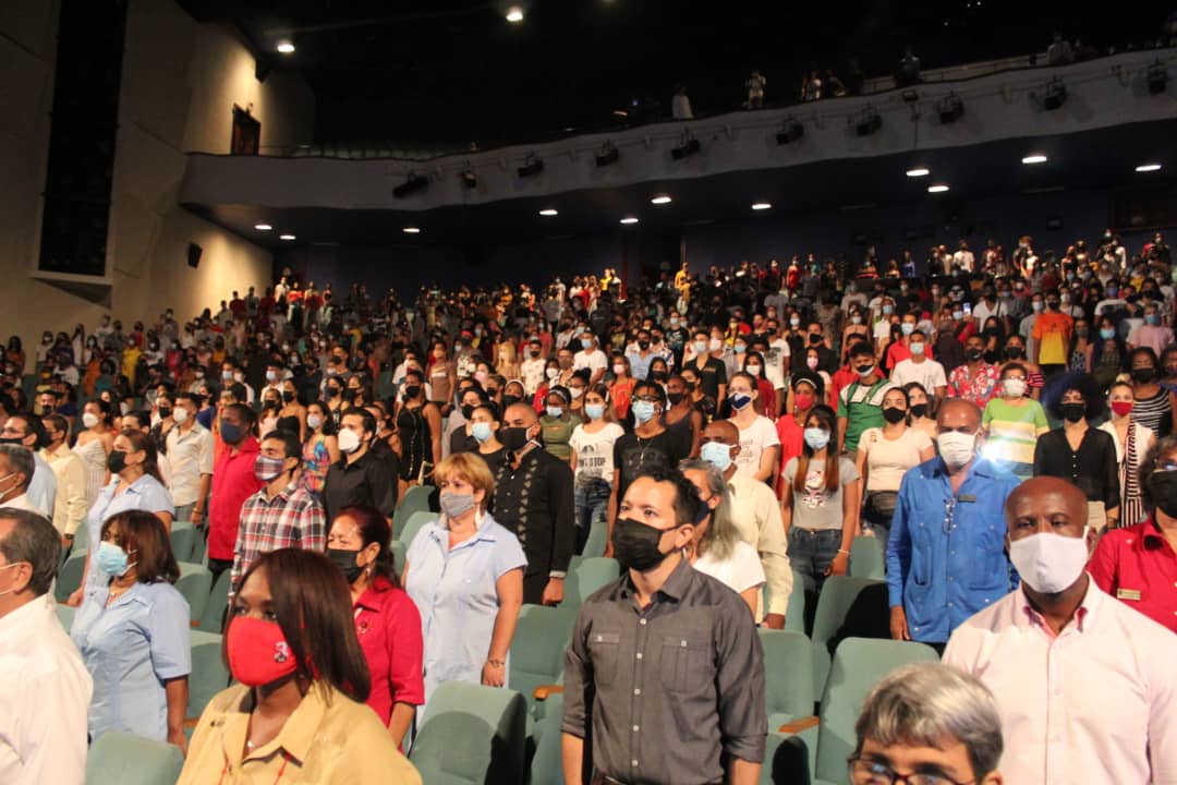 UOCuba's tweet photo. Una mirada a tanta historia, gracias a muchos de los protagonistas formados en la @UOCuba, trazan caminos de luz a los estudiantes de 1er año de la Alma Mater oriental, en el acto de inicio del curso académico 2021 .#CubaVive #CubaViveyAbraza https://t.co/IB5IyH9wUp