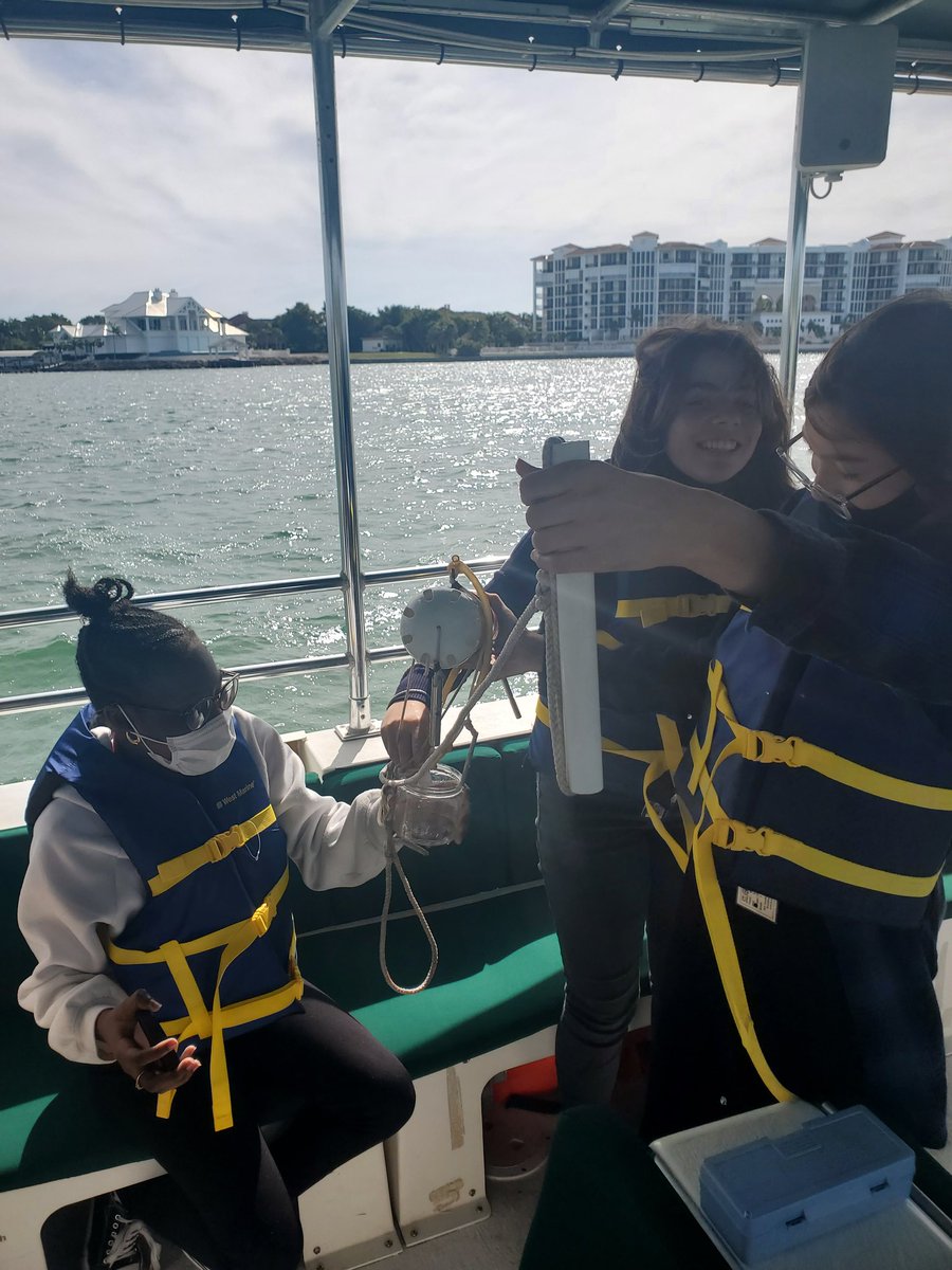 MAMatusz's tweet photo. @RookeryBay More pics, day 2 with two new 7th grade classes...water testing, salinity, turbidity, concentrated oxygen, and plankton collection. @GGM_SOARS @CollierScience @mrsmoranscience https://t.co/EtE2jtBhch