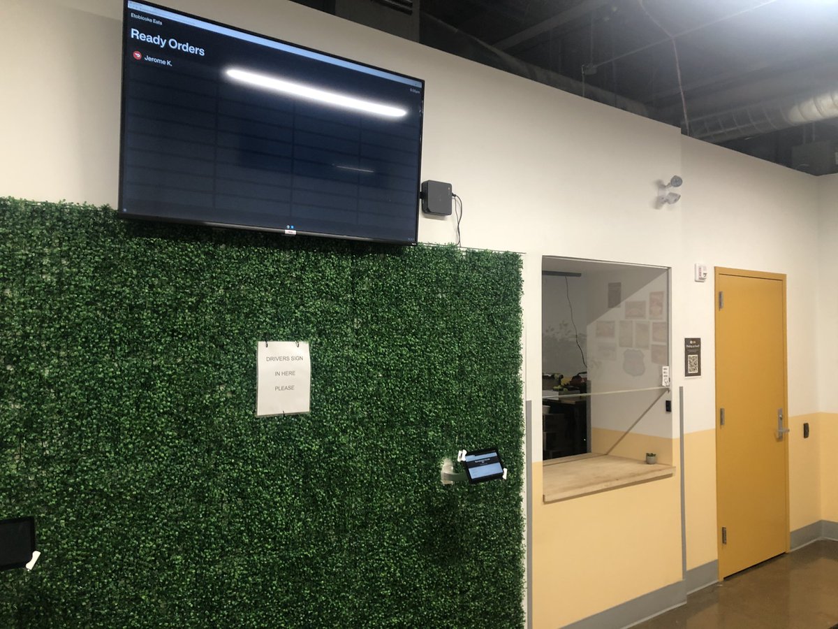 jiakai09's tweet photo. 37 ghost kitchens are selling delivery meals through this single counter at the back of a warehouse in Etobicoke. Very likely you have ordered food from them on Uber, Skip, or Doordash. The next big restaurant chain will be a “ghost kitchen roll up”. https://t.co/Tg88uSRMsX