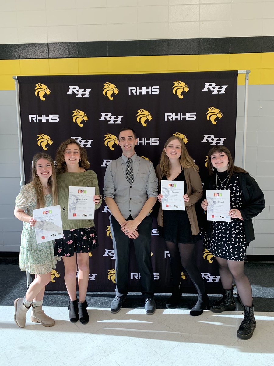 Congrats to the third class of the National Art Honor Society!! Your induction ceremony today was great, and you’ve all worked so hard to achieve this!
What was your favorite part? 🤔<a href="/RichmondHill_HS/">Richmond Hill High</a>