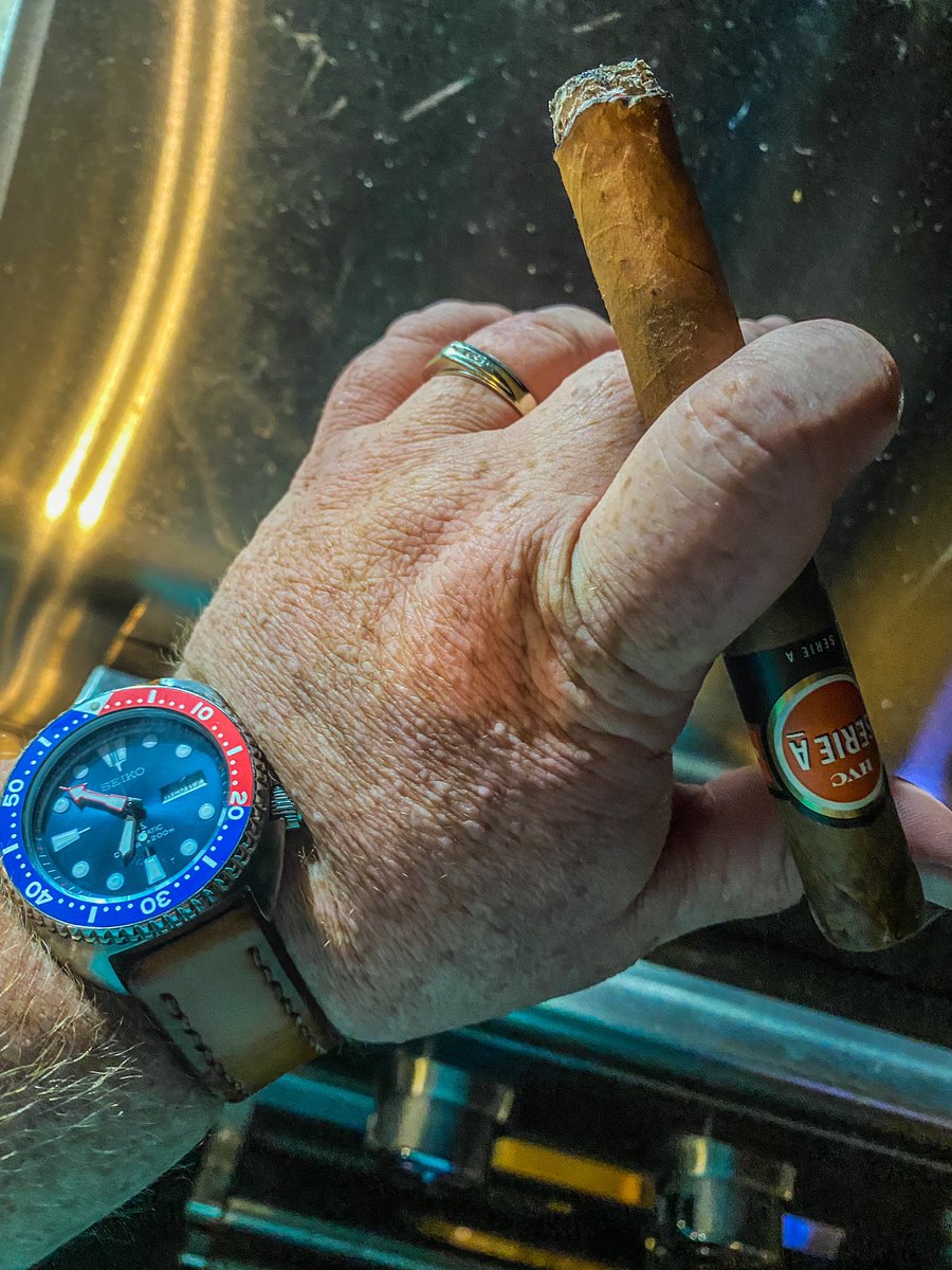 stogiedad's tweet photo. Throwing some pork loins on the grill, enjoying a @HVCCigars #SerieA and a @Leinenkugels #ToastedBock while working on that…#nowsmoking #CigarLife 🔥 🍺 💨 🍂 https://t.co/VrD57KNPGt