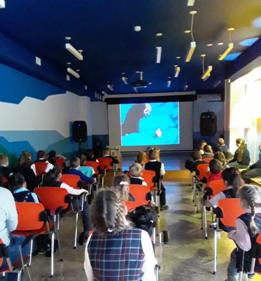 Учащиеся 1а класса вместе с классным руководителем Гончар Ниной Ивановной побывали в районной библиотеке, познакомились с творчеством писателя Е.Чарушина. 
Ребята активно отвечали на вопросы библиотекаря, побывали на экскурсии по залам библиотеки.